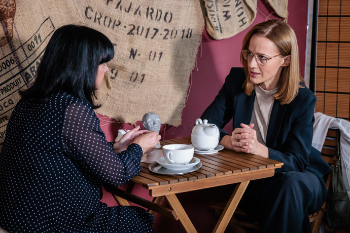 Petra Bučková v roli Lindy Jiráskové v nekonečném seriálu Ulice, který sleduje dramatické osudy několika spřátelených rodin žijících v sousedství
