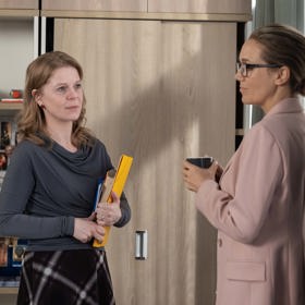 Monika Zoubková v roli Marie Křížové v nekonečném seriálu Ulice, který sleduje dramatické příběhy několika spřátelených rodin žijících v sousedství
