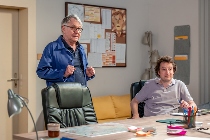 Nekonečný seriál Ulice sleduje dramatické osudy několika spřátelených rodin žijících v sousedství
