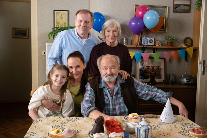 Nekonečný seriál Ulice sleduje dramatické osudy několika spřátelených rodin žijících v sousedství
Nekonečný seriál Ulice sleduje dramatické osudy několika spřátelených rodin žijících v sousedství