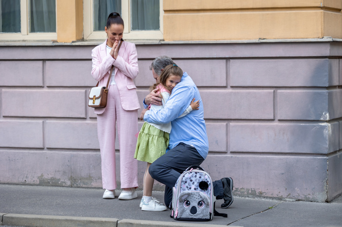 Nekonečný seriál Ulice sleduje dramatické osudy několika spřátelených rodin žijících v sousedství

