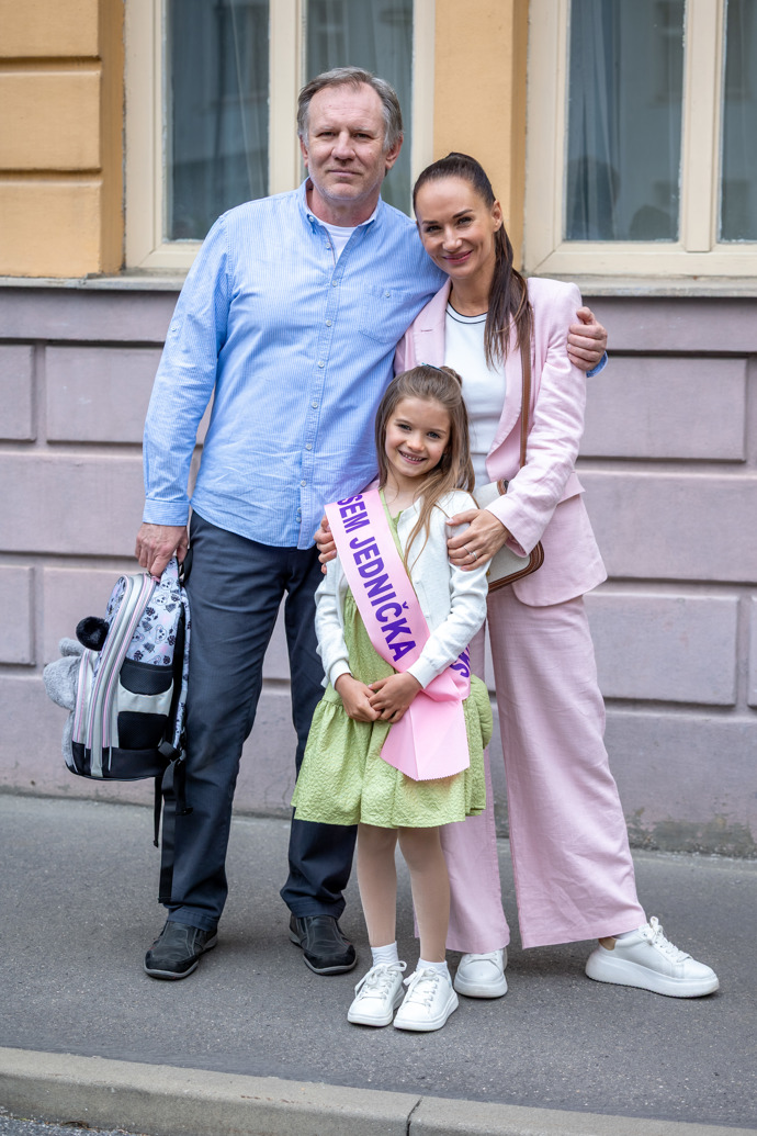 Nekonečný seriál Ulice sleduje dramatické osudy několika spřátelených rodin žijících v sousedství
