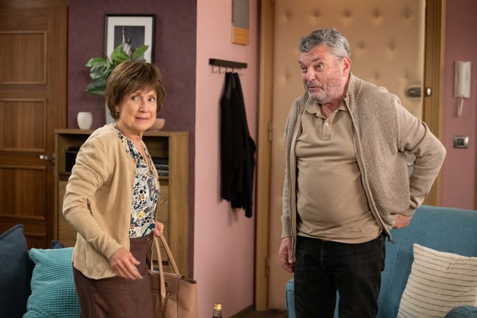 Nekonečný seriál Ulice sleduje dramatické osudy několika spřátelených rodin žijících v sousedství
