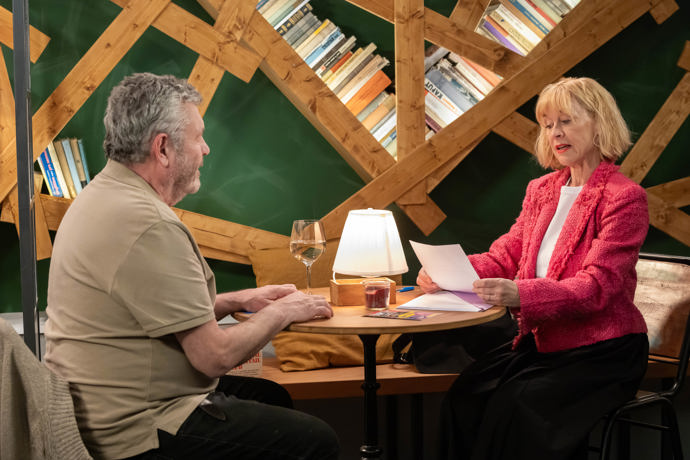 Nekonečný seriál Ulice sleduje dramatické osudy několika spřátelených rodin žijících v sousedství
