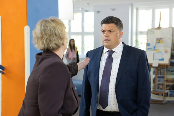 Nekonečný seriál Ulice sleduje dramatické osudy několika spřátelených rodin žijících v sousedství
