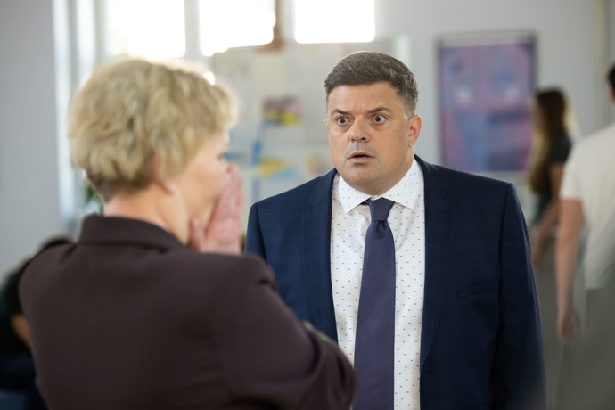 Nekonečný seriál Ulice sleduje dramatické osudy několika spřátelených rodin žijících v sousedství
