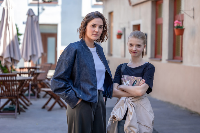 Nekonečný seriál Ulice sleduje dramatické osudy několika spřátelených rodin žijících v sousedství
