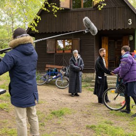 Nekonečný seriál Ulice sleduje dramatické osudy několika spřátelených rodin žijících v sousedství
