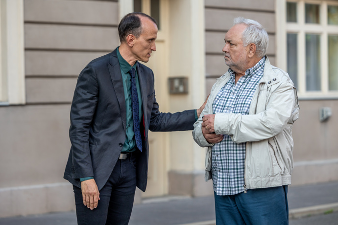 Nekonečný seriál Ulice sleduje dramatické osudy několika spřátelených rodin žijících v sousedství
