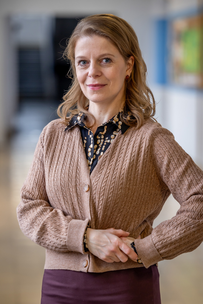 Monika Zoubková v roli Marie Křížové v nekonečném seriálu Ulice, který sleduje dramatické příběhy několika spřátelených rodin žijících v sousedství
