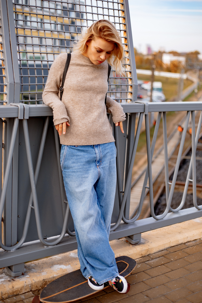 Jak získat ležérní outfit na volné dny? K širokým džínům oblékněte volný svetr nebo mikinu do pasu a na nohy nazujte pohodlné tenisky. 
