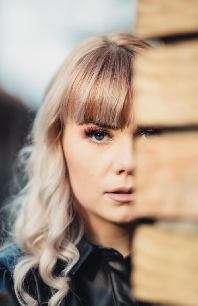 Pokud jste ofinu v minulosti neměli, vyzkoušejte nejdříve raději delší střih, který sahá až k obočí. Postupně můžete zkracovat. 
