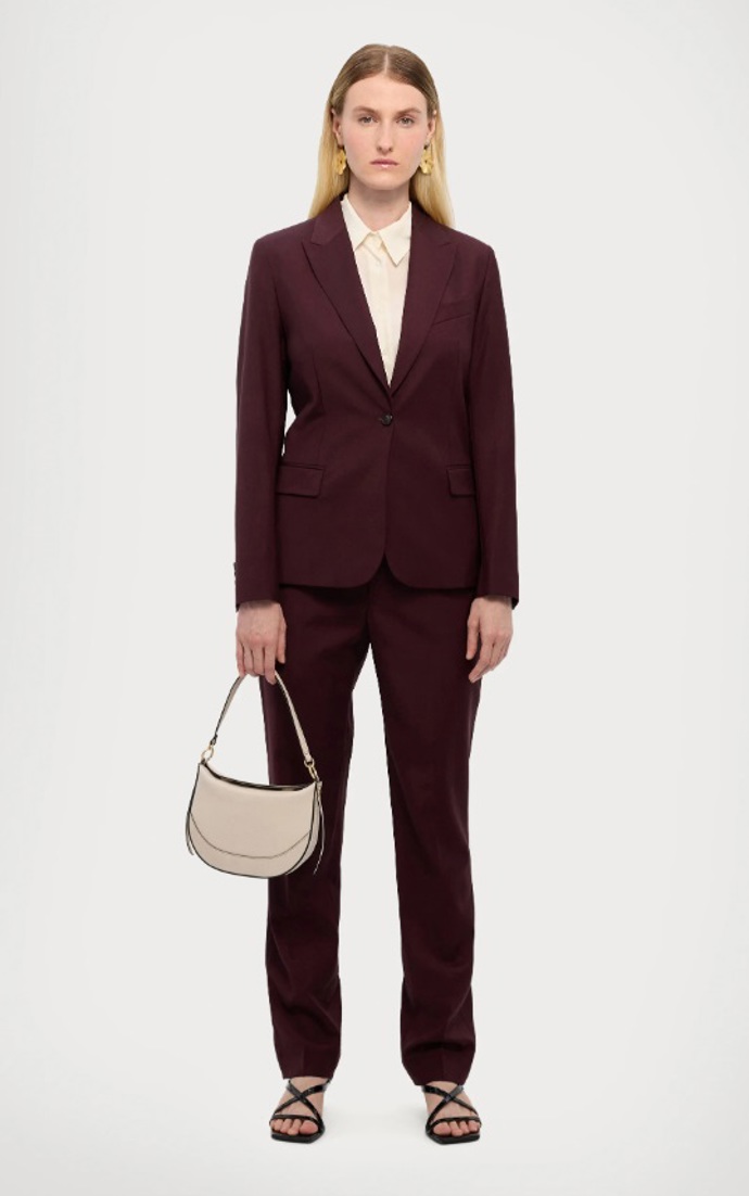 Bordó power suit, Filippa K, 8 880 Kč
