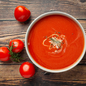 Chladná polévka gazpacho
Rozmixovaná rajčata, paprika, okurka, česnek, olivový olej a trocha vinného octa. Osvěžující a plná antioxidantů.
