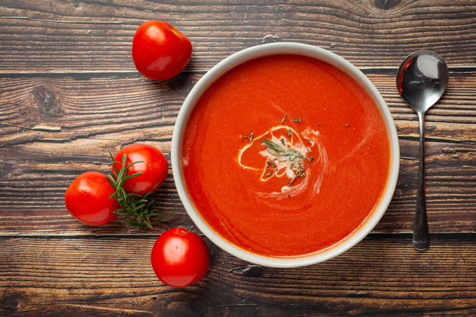 Chladná polévka gazpacho
Rozmixovaná rajčata, paprika, okurka, česnek, olivový olej a trocha vinného octa. Osvěžující a plná antioxidantů.
