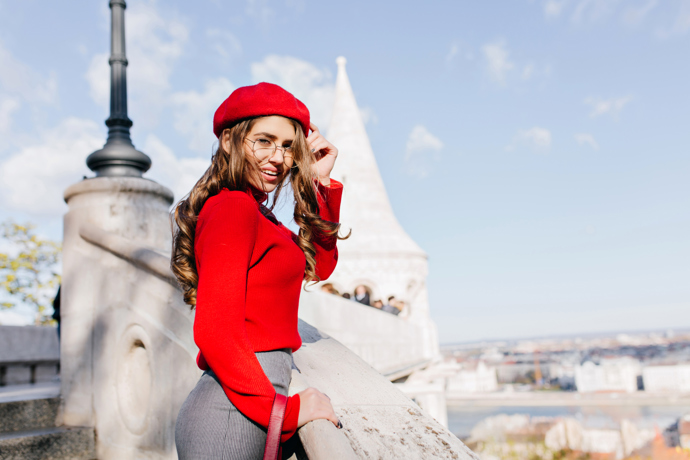 Červený baret a červená bundička, kombinace, která nenechá nikoho chladným. Takový outfit ukazuje odvahu a radost z barev, a dodává sebevědomí každé ženě. Nosit výrazné barvy znamená nebát se zazářit a ukázat svou osobnost. Stačí pár červených detailů a i jednoduchý look získá energii a šmrnc. Móda je tu k tomu, aby bavila, a červená je přesně ta barva, kterou nikdo nepřehlédne.
