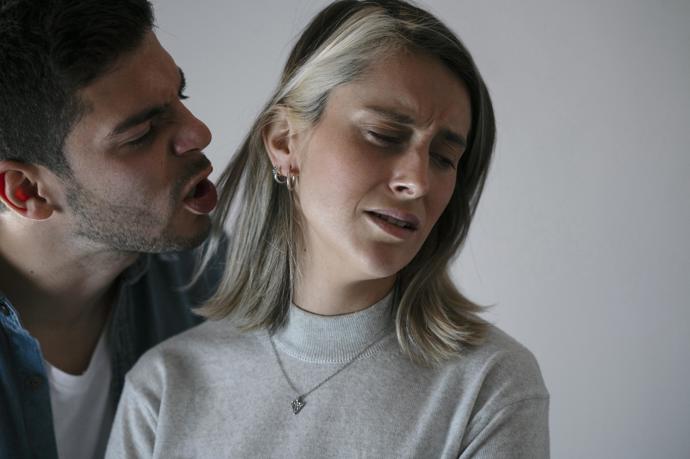 Paní Eva má manžela a vše, co si všichni ostatní kamarádky jen přejí. Manžel dobře vydělává, stará se o rodinu, je to opravdu vzorný manžel. Pozorný, udělal by pro rodinu vše. Ovšem jen navenek.
Paní Eva má manžela a vše, co si všichni ostatní kamarádky jen přejí. Manžel dobře vydělává, stará se o rodinu, je to opravdu vzorný manžel. Pozorný, udělal by pro rodinu vše. Ovšem jen navenek.