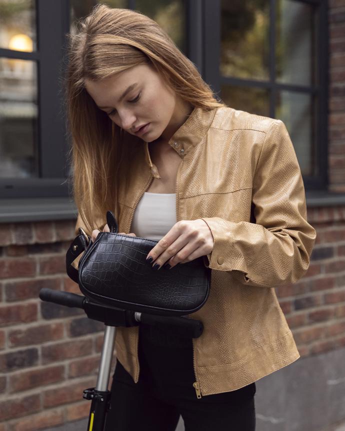 Mini kabelky ve tvaru půlměsíce jsou velmi elegantní a současně pojmou všechny nezbytné potřeby.
Mini kabelky ve tvaru půlměsíce jsou velmi elegantní a současně pojmou všechny nezbytné potřeby.