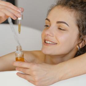 Letní měsíce, slunce, voda a klimatizace pleť vysušují. Dopřejte jí před začátkem podzimu péči, která ji osvěží a obnoví. 
