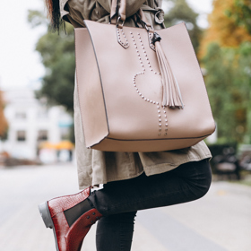 Chelsea boots neboli perka jsou do podzimních dní jako stvořené. Díky pružné vsadce se pohodlně nazouvají a dobře nosí. 
