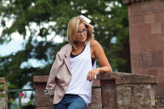 Mikádo je účes, který dokáže ubrat roky a dodat tváři svěžest. Blond mikádo působí jemně a rozzáří celý vzhled. Světlé tóny vlasů navíc opticky zjemňují rysy obličeje. Díky modernímu střihu se budete cítit mladistvě a sebevědomě. S mikádem tak snadno omládnete o několik let.
