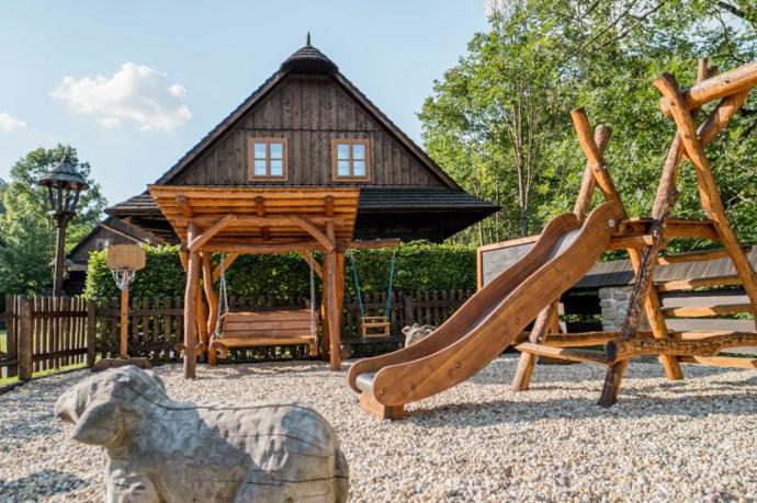 Město Karolínka je známé pro svou dlouholetou sklářskou historii. Při své návštěvě se můžete vydat na příjemnou túru, cyklistický výlet a v zimě vyrazit na sjezdovku, která se nachází přímo ve městě. 
