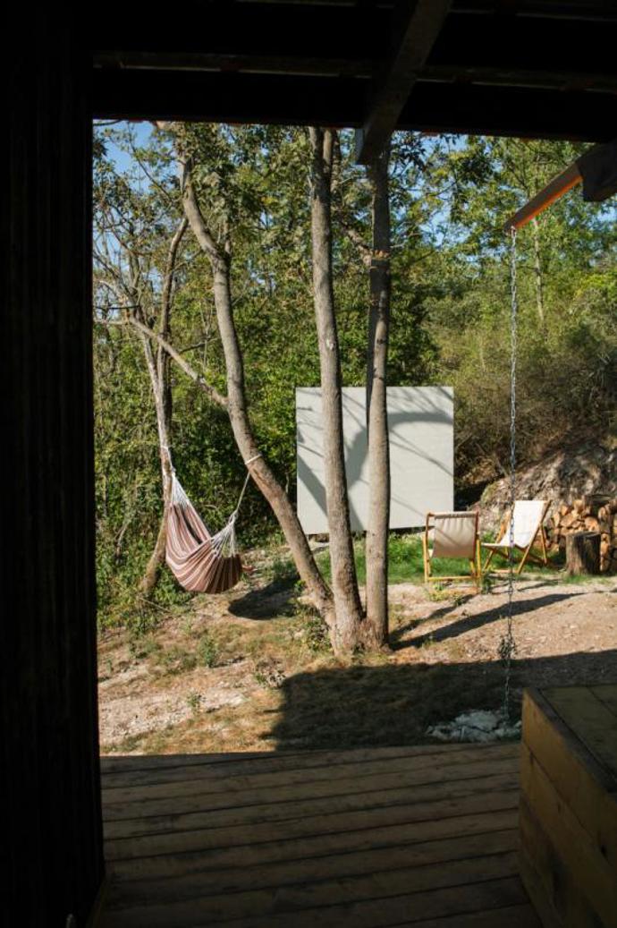 Odpočívat můžete venku ve wellness zóně nebo si užít krásné počasí a výhledy z pohodlné houpací sítě. 
