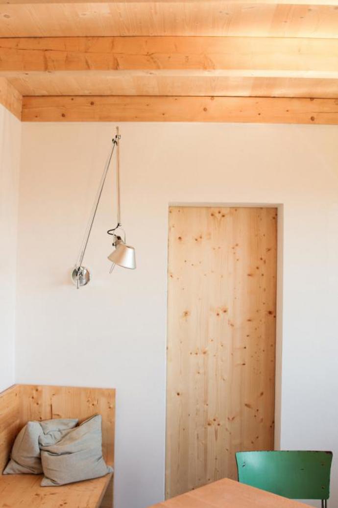 Interiér využívá přírodní materiály a čisté linie, které navozují pocit harmonie a klidu. Díky tomu je toto místo komfortním místem k odpočinku, ale i architektonickým zážitkem. 
