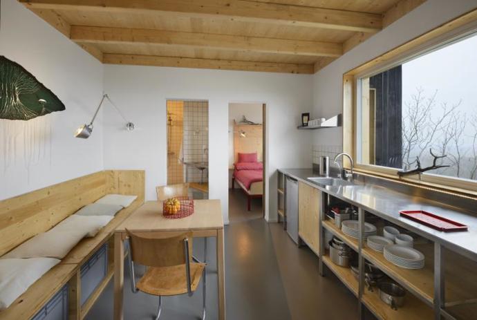 Na místě najdete vybavení, které odpovídá nejvyšším nárokům, ať už je to plně funkční kuchyň, sauna, venkovní sprcha, ledová káď nebo místo pro grilování. 
