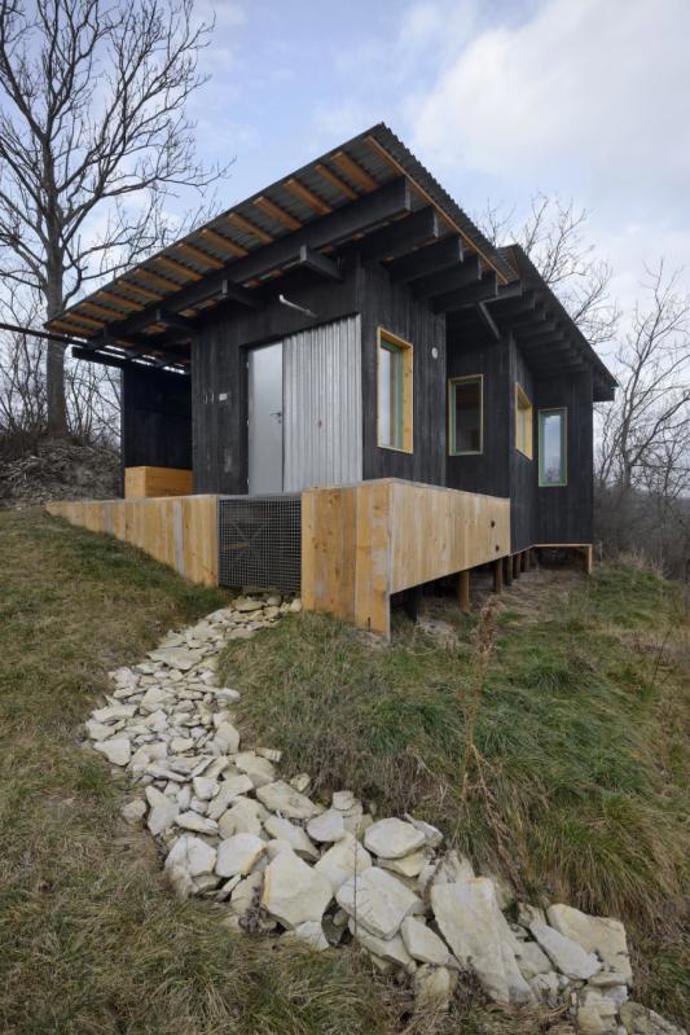 Unikátní místo Veritas Beyond Glamping spojuje moderní design a krásy přírody. Kouzelné stavby najdete v malebné krajině Litoměřicka, kde si můžete užít luxusní ubytování s důrazem na detaily a komfort. 
