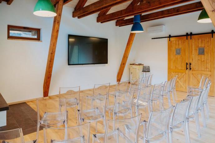 Místo není vhodné jen pro soukromé ubytování, ale není problém, aby se zde konaly ani různé akce, oslavy nebo třeba timebuilding. 
