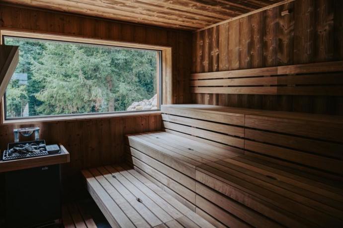 Součástí wellness zóny je prostorná finská sauna s panoramatickým výhledem do lesa (pro až 8 osob), jemnější aroma sauna (pro 4 osoby) a infra sauna (pro 2 osoby) pro pozvolné prohřátí.
