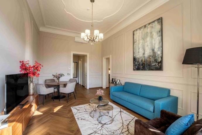 Od nadměrných stropů po výhledy do zahrady a elegantní materiály. Každý apartmán je jiný a má své vlastní kouzlo. 
