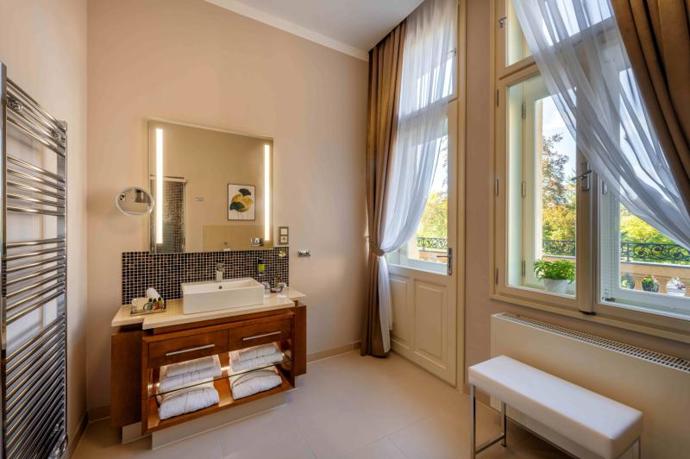 Každý apartmán je navržený tak, abyste v něm cítili ducha lázeňské aristokracie. 
