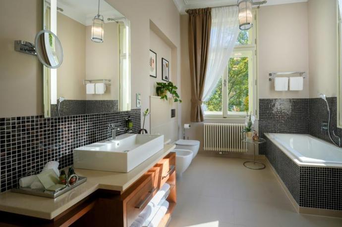Moderní design a prostorné uspořádání přispívají k nezapomenutelnému pobytu.
