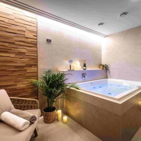 Součástí ubytování je i příjemné wellness, kde si můžete odpočinout a dopřát zasloužený relax po náročném dni.
Součástí ubytování je i příjemné wellness, kde si můžete odpočinout a dopřát zasloužený relax po náročném dni.