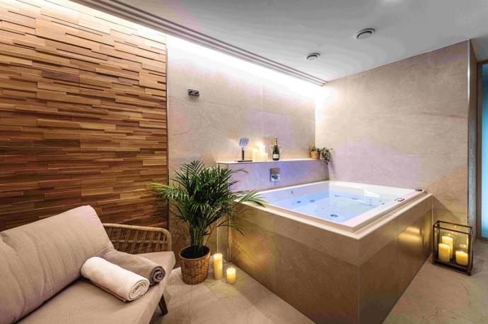 Součástí ubytování je i příjemné wellness, kde si můžete odpočinout a dopřát zasloužený relax po náročném dni.
