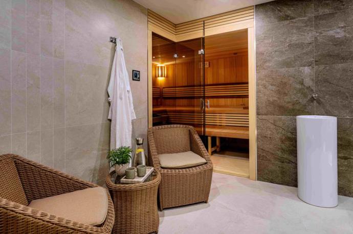 Aromaterapie, hydromasážní vana, relaxační zóna a možnost soukromého wellness jen pro dva vytvářejí prostor, kde ticho léčí. 
