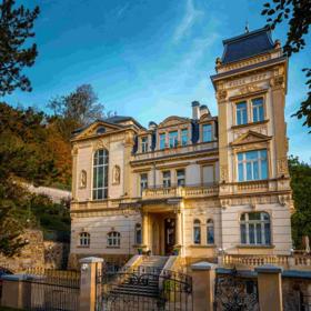 V samém srdci Karlových Varů se blyští zapomenutý skvost nesoucí šarm Belle Époque. Nově zde ožívá jako butiková Villa Julius & Emma P. Zrekonstruovaná s respektem k dávným časům dnes nabízí harmonii historie, designu a ticha, které pohladí vaši duši.
V samém srdci Karlových Varů se blyští zapomenutý skvost nesoucí šarm Belle Époque. Nově zde ožívá jako butiková Villa Julius & Emma P. Zrekonstruovaná s respektem k dávným časům dnes nabízí harmonii historie, designu a ticha, které pohladí vaši duši.