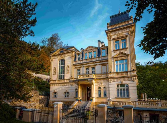 V samém srdci Karlových Varů se blyští zapomenutý skvost nesoucí šarm Belle Époque. Nově zde ožívá jako butiková Villa Julius & Emma P. Zrekonstruovaná s respektem k dávným časům dnes nabízí harmonii historie, designu a ticha, které pohladí vaši duši. 
