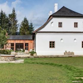 Po příjezdu vás ale možná trochu překvapí. Nenajdete tu klasickou recepci. Jen čtyři úžasné pokoje.
