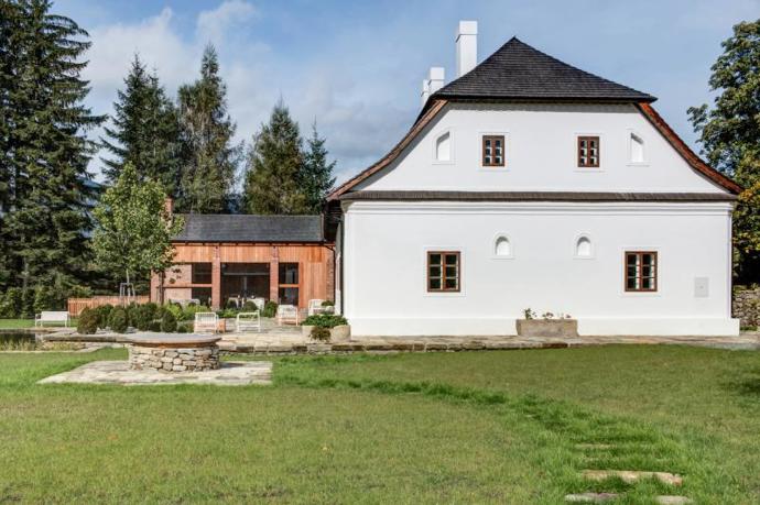 Po příjezdu vás ale možná trochu překvapí. Nenajdete tu klasickou recepci. Jen čtyři úžasné pokoje.
