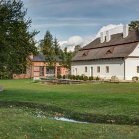 Mezi Plůtky je butikový hotel s only-adult konceptem (od 10 let) ukrytý v Čeladné. 
