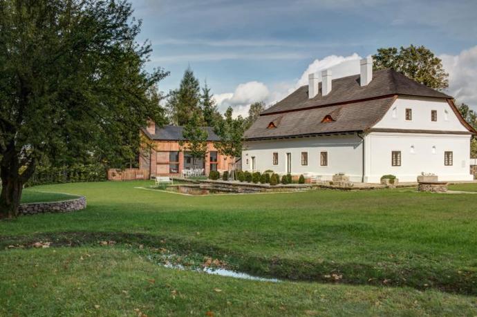 Mezi Plůtky je butikový hotel s only-adult konceptem (od 10 let) ukrytý v Čeladné. 
