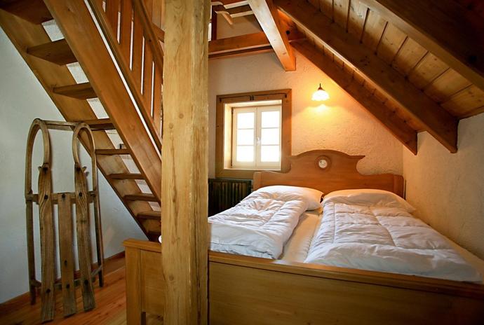 V podkroví jsou dva čtyřlůžkové apartmány a jeden dvoulůžkový pokoj. Každý má své vlastní kouzlo a klidný šarm. 
