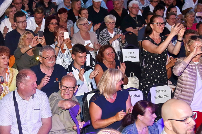Karel se synem a manželkou na koncertě Heleny Vondráčkové
Karel se synem a manželkou na koncertě Heleny Vondráčkové