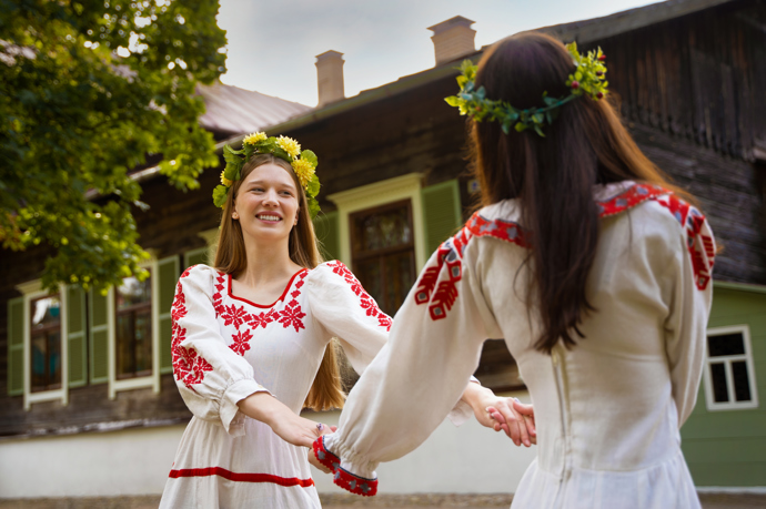 Když už byla všechna práce hotová, mohlo se začít slavit. V doprovodu lidové muziky se vesničané oddávali tanci. Na stolech se jim leskly hromady buchet, vdolků i masa, nouze nebyla ani o litry piva či kořalky. Pořádná dřina na poli se musela řádně oslavit.
