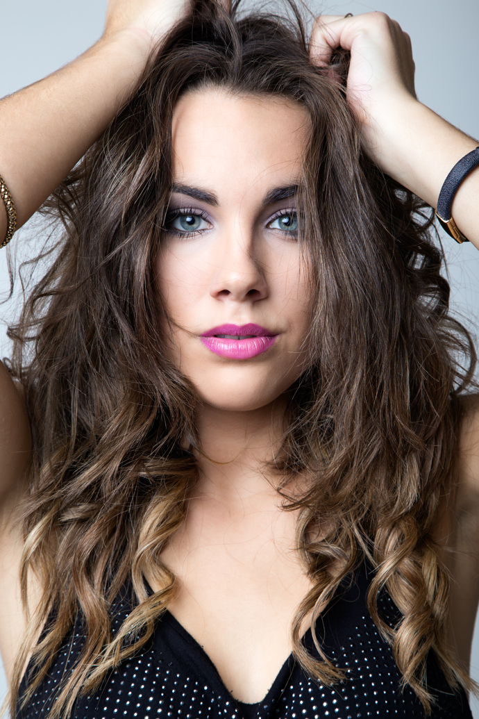 Sestříhání dodává vlasům pohyb a strukturu, což je ideální základ pro uvolněný messy look. Tento styl je typický pro skandinávské ženy, které sází na přirozenost. Nemusíte mít perfektní účes, kouzlo je právě v nedbalosti. Vlasy vypadají živě, mladistvě a plné energie. Je to look, který se hodí na denní nošení i večerní akce.
