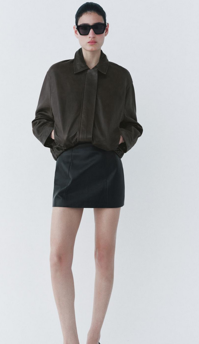 Černá koženková minisukně, ZARA, 1 999 Kč
