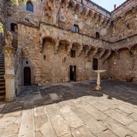 Na horském svahu nad Fiesole, jen pár minut jízdy od rušného centra Florencie, stojí zámek s názvem Castello di Vincigliata. 
